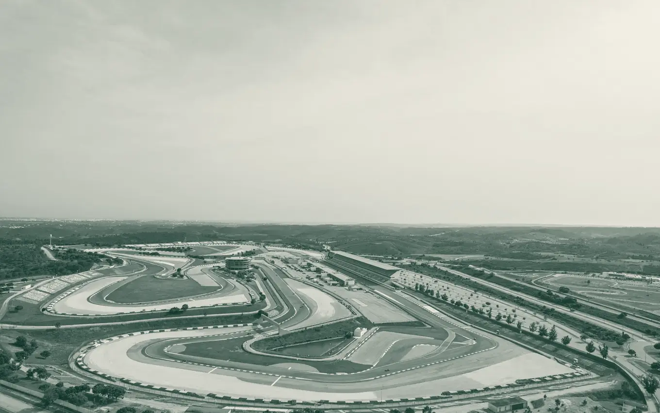 Vista alta do Autódromo Internacional do Algarve com as curvas da pista e as colinas em volta