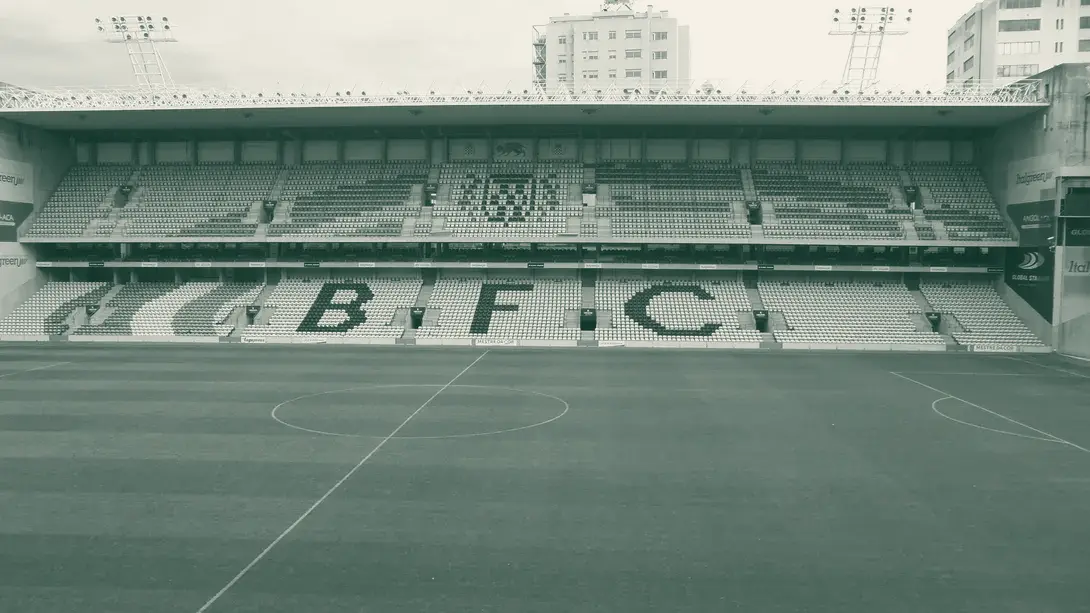 Bancada principal vazia do Estádio do Bessa com as letras BFC desenhadas nas cadeiras