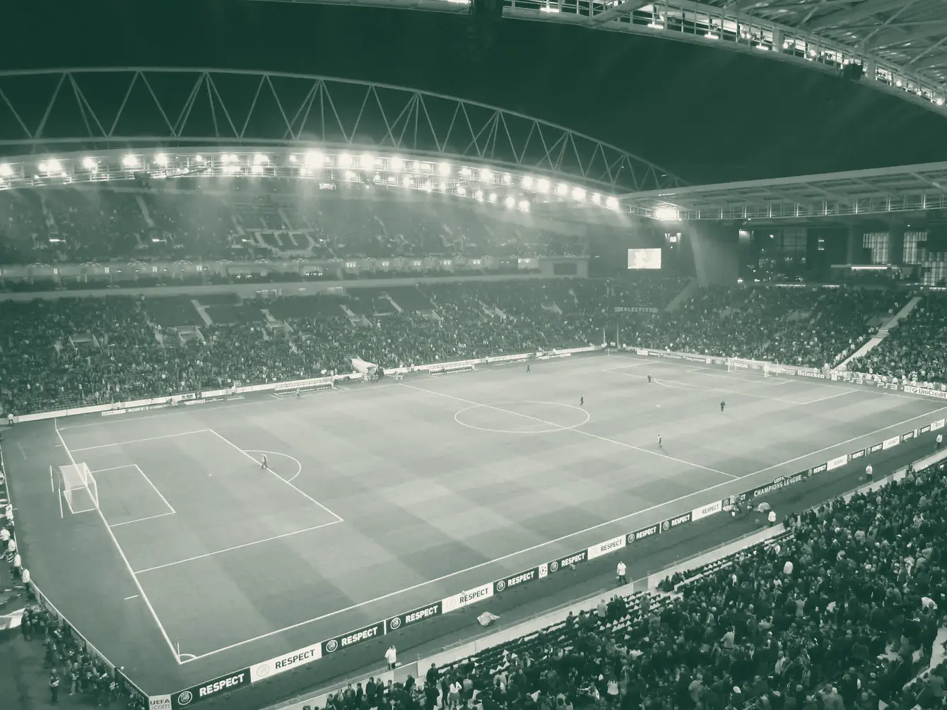 Estádio do Dragão à noite com as bancadas cheias num intervalo de jogo europeu