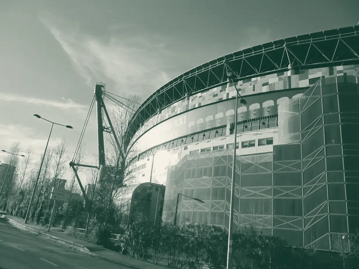 Fachada curva do Estádio José Alvalade vista da rua em dia de céu limpo