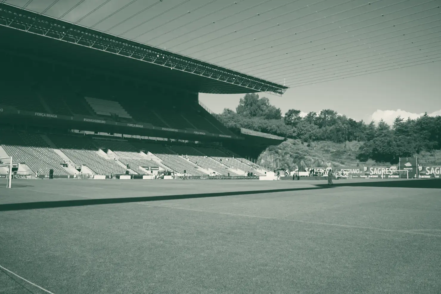 Interior do Estádio Municipal de Braga com a bancada coberta à esquerda e a pedreira de granito no topo