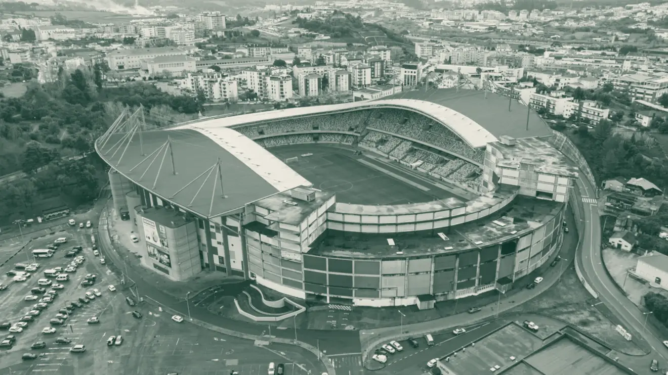 Estádio Municipal de Leiria visto do ar, com coberturas azuis e pista de atletismo vermelha