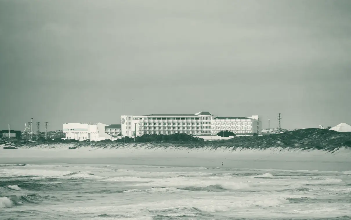 Praia dos Supertubos em Peniche com rebentação à frente e dunas atrás