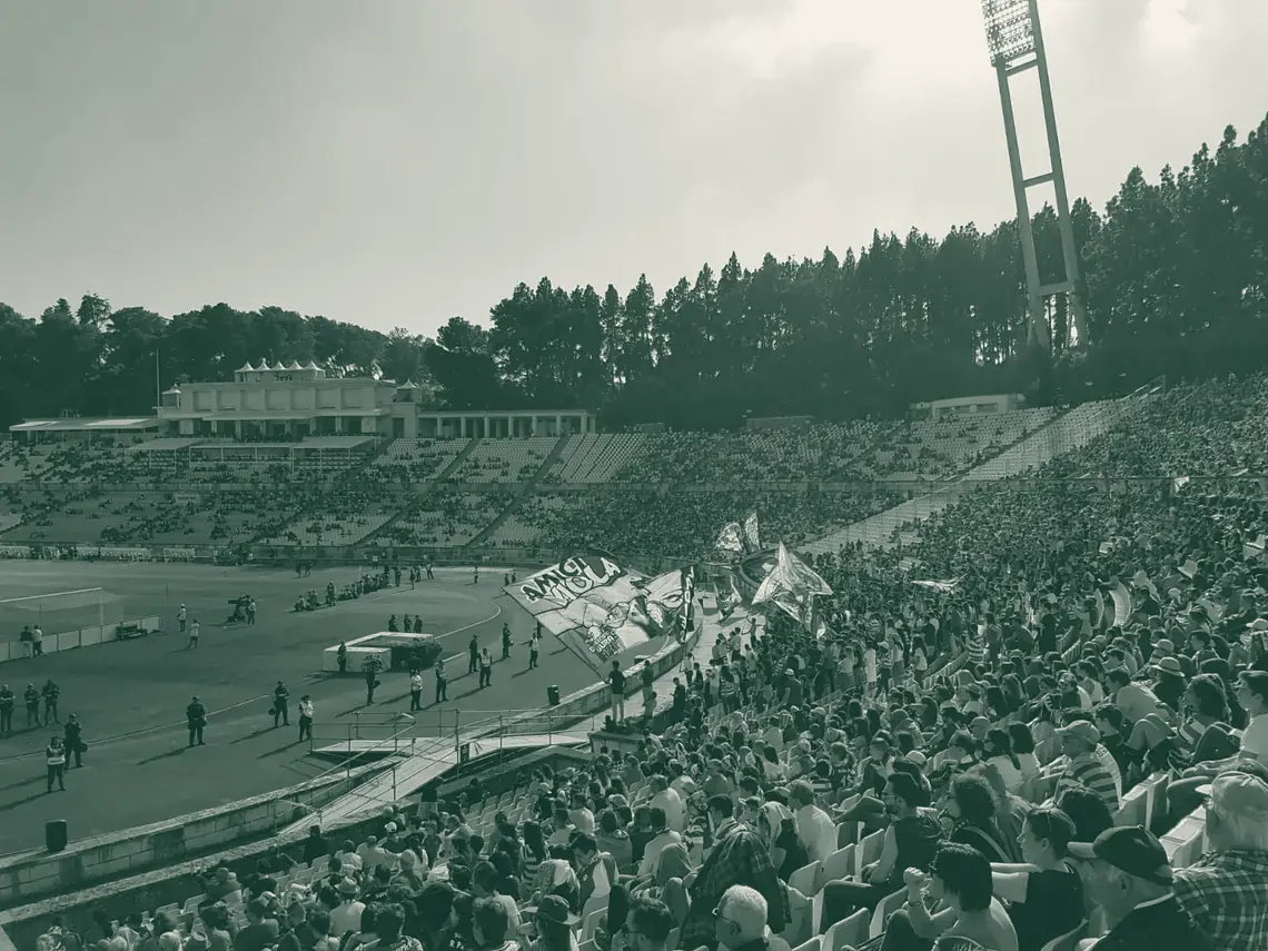 Adeptas e adeptos com bandeiras na bancada do Jamor numa final da Taça de Portugal feminina